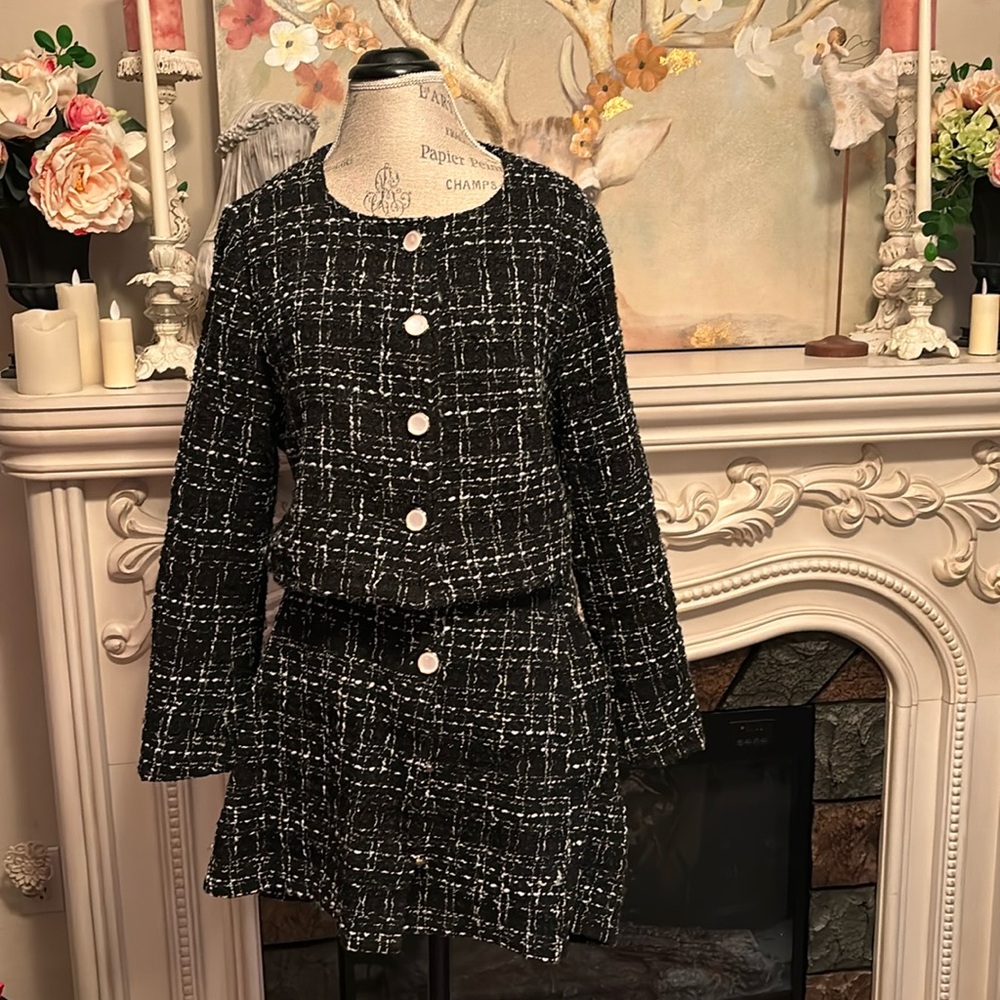Beautiful lined black and white tweed suit 1x